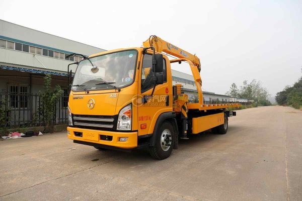 帶吊平板清障車價(jià)格貴嗎？